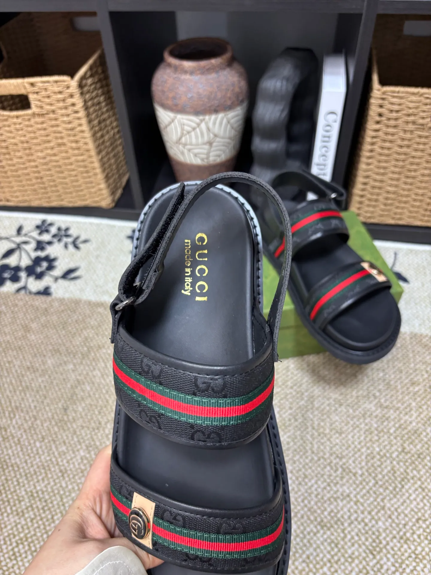 Factory 💰 300 yuan Gucci slippers] high-end men's shoes brand official website 1:1 latest masterpiece: original mold customization, the fabric is made of imported original materials, upgraded outsole, lighter and non-slip. The market's top quality, simple yet tasteful, a must-have for fashionistas, fashionable at your feet, full of confidence, the same style at the counter 👍The season of summer slippers is here. Code: 38-45 (45 customized)